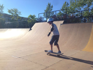 Zacharie skateboarding